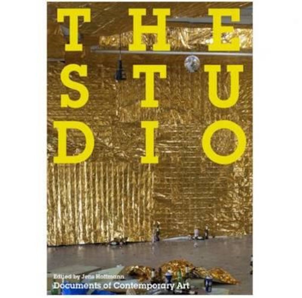 Studio, Paperback fotografia produsului